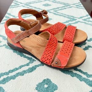 CLARKS Kitty Way Sandals Size 7  Retails $110